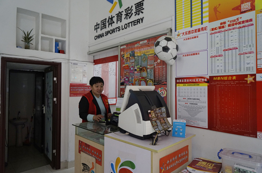 她一方面总是(某某)老大的女人，另一方面却又由于复杂的外在、内在因素，而总是挑动着其他人的欲望，造成整个体系下的不稳定(见1.2、1.3节的分析)。